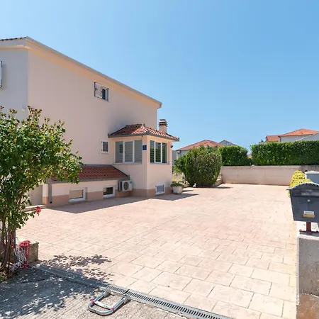 Nevistic Τρογκίρ