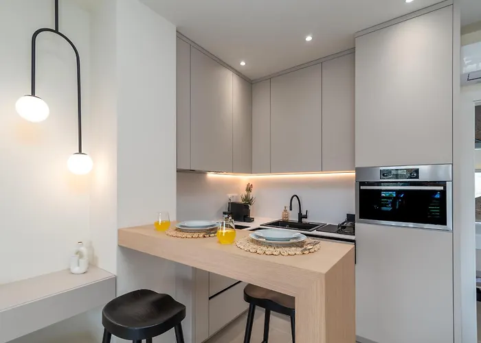 Nevistic * Τρογκίρ