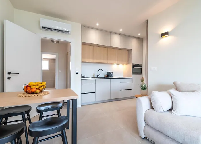 Nevistic * Τρογκίρ