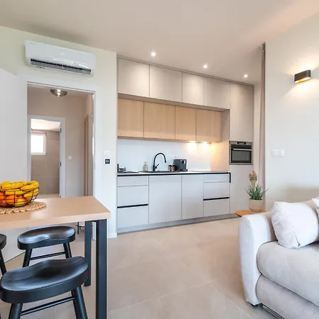 Nevistic * Τρογκίρ