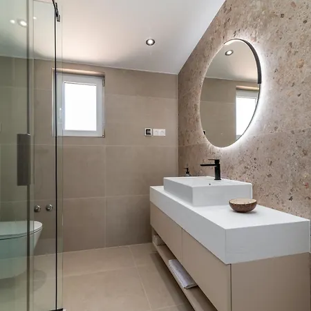 Nevistic * Τρογκίρ