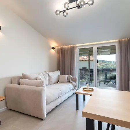 Nevistic Τρογκίρ