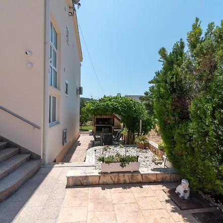Nevistic Apartment