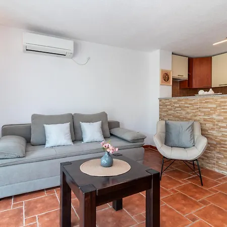 Nevistic Apartment