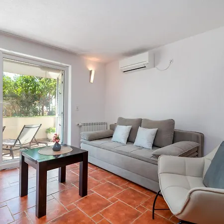 Apartament Nevistic *