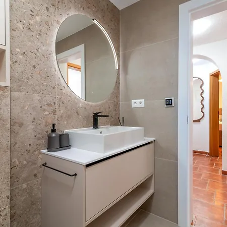 Nevistic Apartment