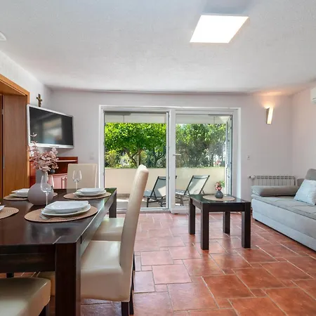 Apartament Nevistic